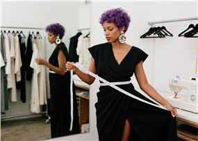 手持皮尺的设计师美女图片